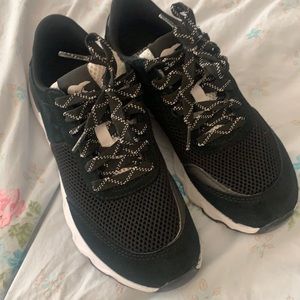 Slorel black and white tennis shoes